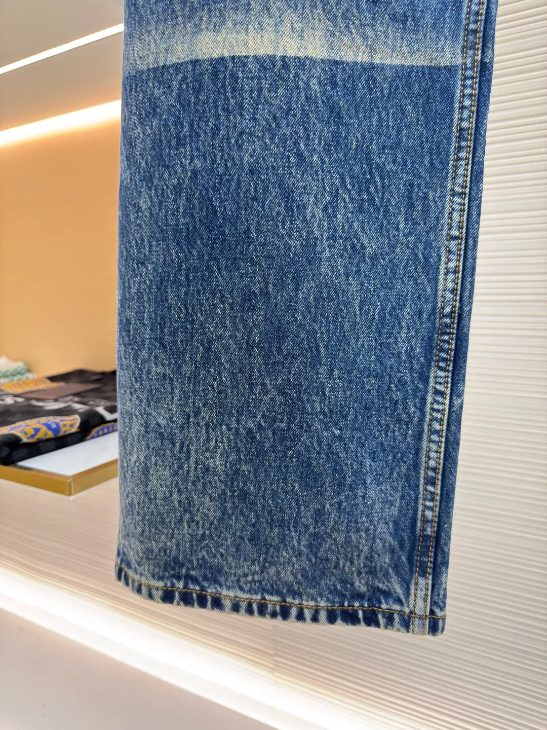LOUIS VUITTON sun-faded jeans ●Authentic product: purchased and developed for 14800 ●Item number: 1680025-B45 ●Material: denim denim ●Technology: sun-faded ●Version: fitted version ●Size: 30-32-34-36 ●Weight: about 760g ●Description: Classic blue, aged and faded, full of retro tones, like something out of a 90s fashion magazine. Wear it, casual and comfortable, full of relaxation, and easily create a fashionable atmosphere. The fabric is soft and elastic, allowing you to move freely while wearing it, and it will carry the wind when you walk. The three-dimensional tailoring fits the shape of the legs, hides the flesh and makes the legs straight, and can be controlled by both pear-shaped and rectangular figures. The overall wiring is straight and delicate, the fabric is comfortable and soft, and the color is consistent without color difference. It can be matched with the same style to create a fashionable look and control various occasions. Customized accessories, complete with three standards, same style for men and women!